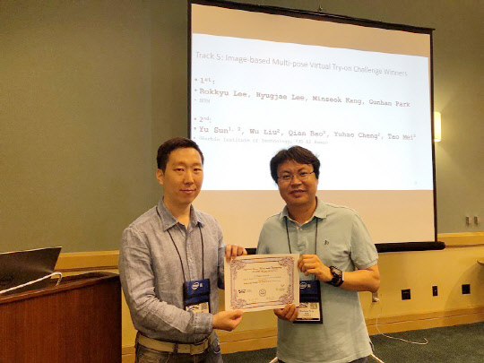 2019 IEEE CVPR 학술대회에서 열린 증강휴먼 워크샵의 '멀티포즈 트라이온' 트랙에서 1등을 수상한 박근한 NHN 기술연구센터장(오른쪽)과 이록규 컴퓨터비전팀장의 모습. NHN 제공